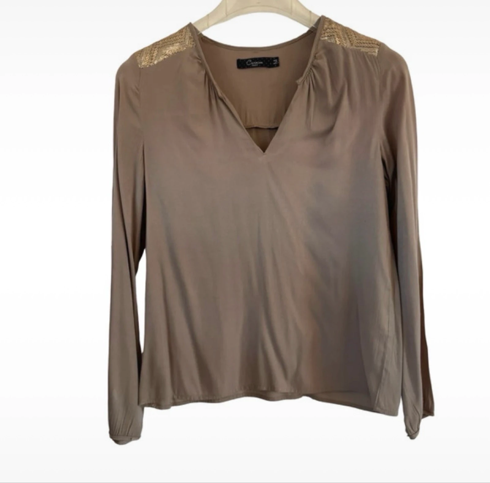 Blusa Carmin Paris color taupe con lentejuelas doradas talla M – photo 3